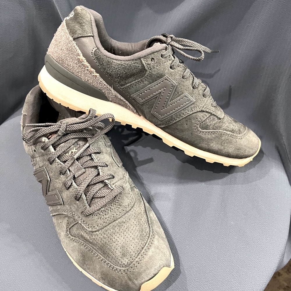 New Balance 696 Folk Festival Athletic Shoe Sz 8M Gray Suede W/ Paisley Insole